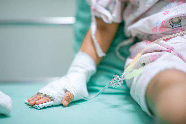 Ilustrasi Anak Suspek Gangguan Ginjal Akut Dirawat di Rumah Sakit. Foto: Shutterstock
