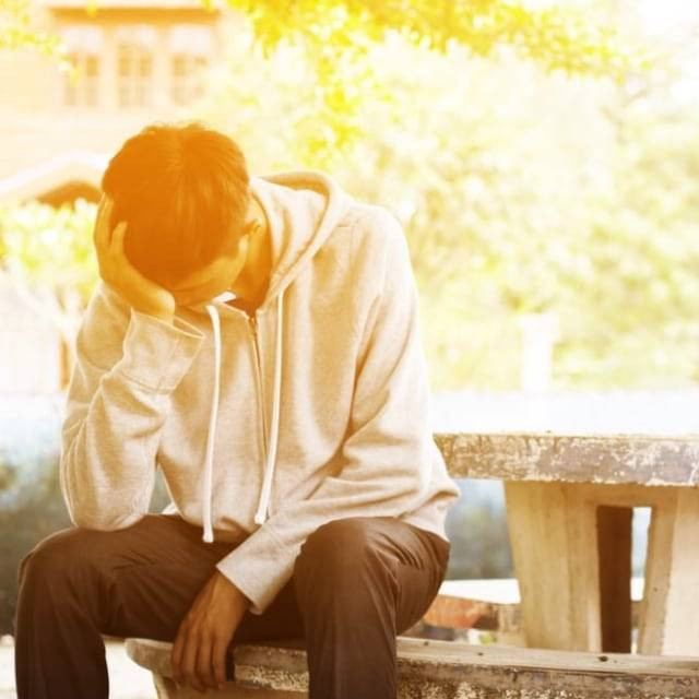Ilustrasi pria bersedih karena status second choice dalam hubungan percintaan. Foto: Shutterstock
