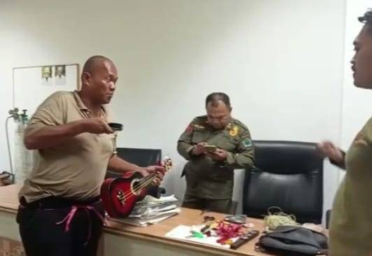 Pengamen di Kota Malang merekonstruksi penodongan cutter ke pengendara di kantor Satpol PP Kota Malang. Foto/Satpol PP Kota Malang