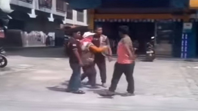 Tangkapan layar video oknum jukir di Pekanbaru adu jotos (Istimewa)