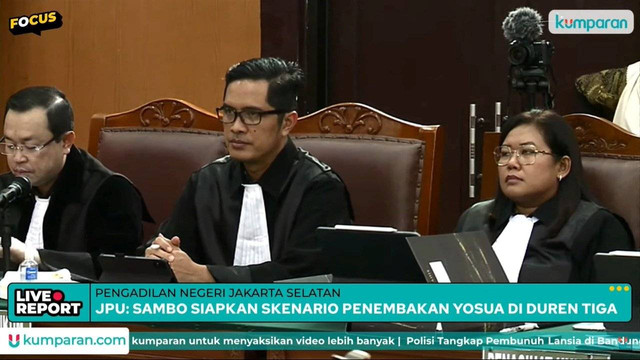 Pengacara Putri Candrawathi, Febri Diansyah menghadiri sidang dakwaan kasus pembunuhan Brigadir Yosua di PN Jakarta Selatan, Senin (17/10/2022).
Foto: kumparan