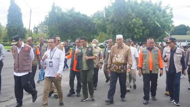 Ketua BNPB RI Suharyanto saat monitoring dan evaluasi penanggulangan bencana alam gempa bumi di Kabupaten Pasaman Barat, Minggu (16/10/2022). Dokumentasi: Humas Pemkab Pasaman Barat