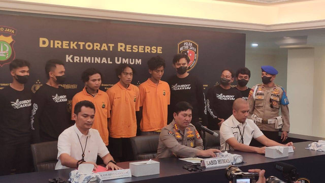 Jumpa pers pengungkapan kasus pencurian dengan kekerasan di Polda Metro Jaya, Senin (17/10). Foto: Dok. Istimewa