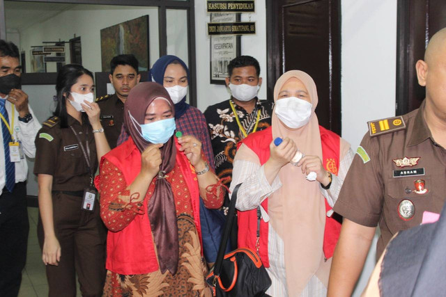Kedua tersangka kasus dugaan korupsi penyelewengan dana BOS SMKN 1 Batam. Foto: Rega/kepripedia.com