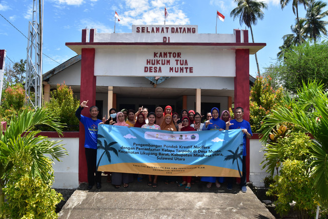 Foto Bersama Tim Pengabdian Masyarakat FMIPA UI dengan Masyarakat Desa Munte, Likupang, Minahasa Utara. Sumber: Dok. Pribadi