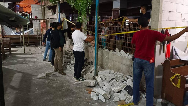 Kondisi pagar dan tembok Gereja HKBP (Huria Kristen Batak Protestan) yang dirusak pada Minggu malam (16/10/2022). Foto: STR/kumparan
