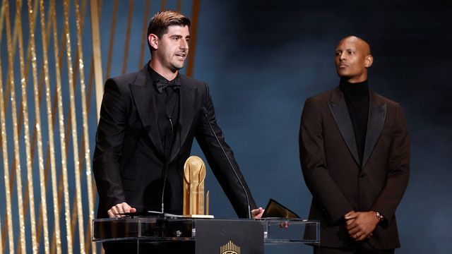 Pemain Real Madrid Thibaut Courtois setelah memenangkan Piala Yashin dari pemain Borussia Dortmund Sebastien Haller di Teater Chatelet, Paris, Prancis Senin (17/10/2022). Foto: Benoit Tessier/Reuters