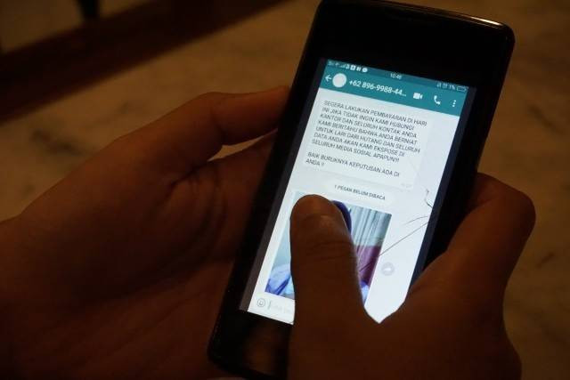 Ilustrasi cara mengamankan kontak WA dari pinjaman online. Foto: Rivan Dwiastono/kumparan