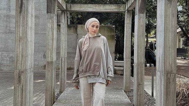 Ilustrasi mix and match outfit hijab di musim hujan. Foto: Instagram.com/helminursifah