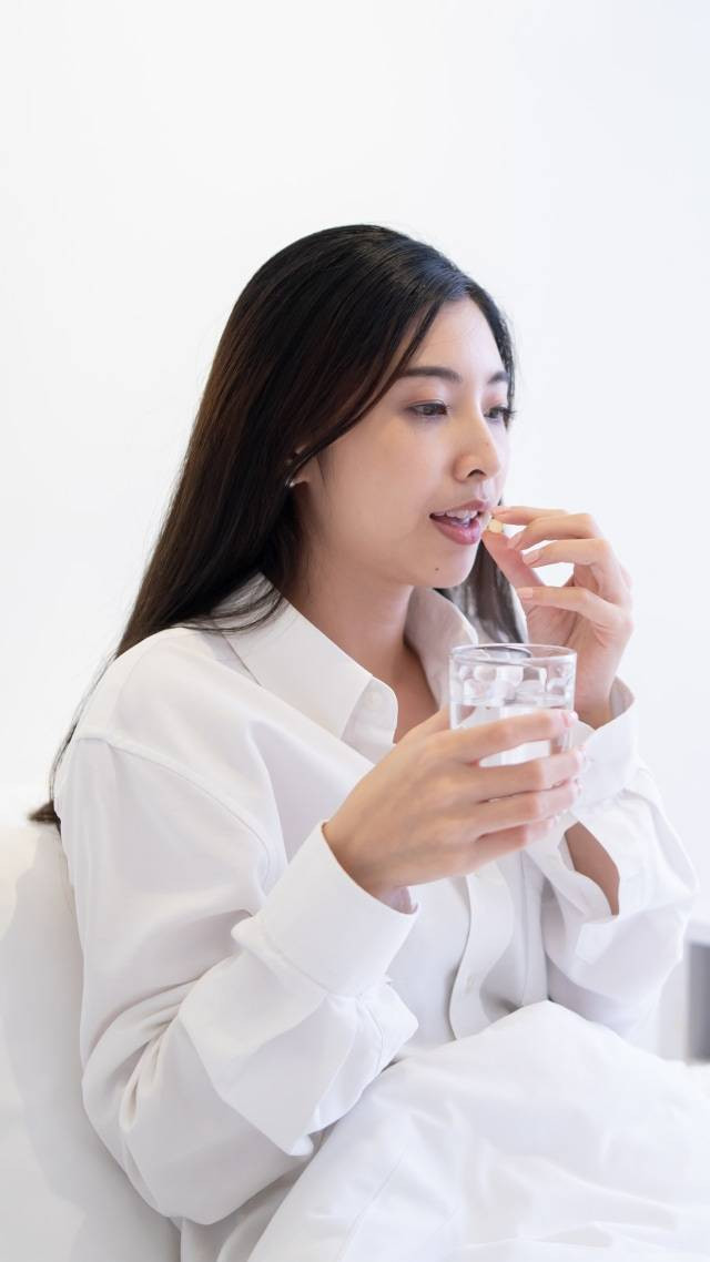 Ilustrasi minum obat. Foto: shutterstock