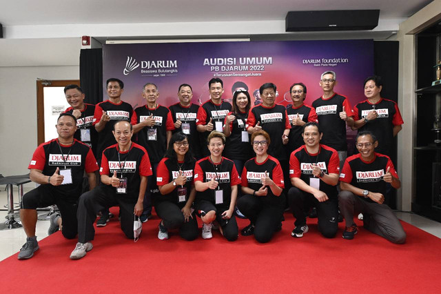 Program Director Bakti Olahraga Djarum Foundation yang juga Ketua PB Djarum Yoppy Rosimin bersama jajaran Tim Pencari Bakat dan Legend Bulutangkis pada konpers Audisi Umum PB Djarum, GOR Djarum Jati, Kudus, Selasa (18/10/2022). Foto: Dok. PB Djarum