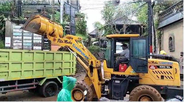 Alat berat membersihakn longsoran yang terjadi di Ubud, Bali - IST