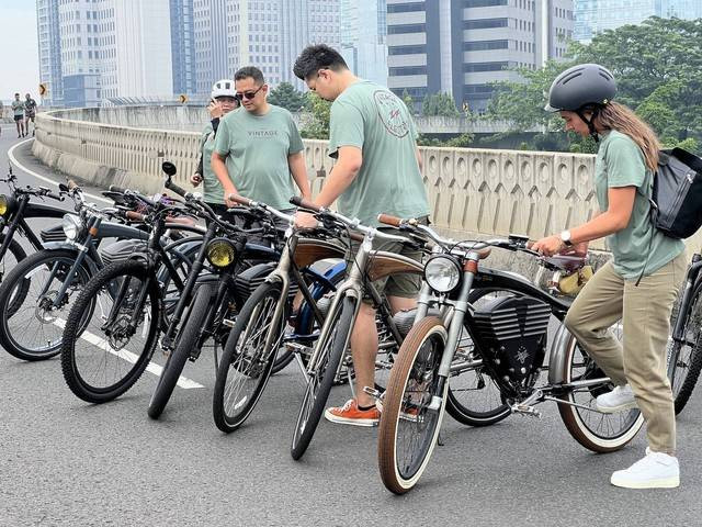 Ilustrasi peraturan lalu lintas sepeda listrik. Foto: Gesit Prayogi/kumparan