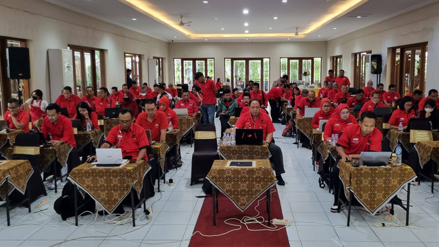 Puluhan kader PDIP Solo mengikuti psikotes yang digelar secara online di Gedung Pertemuan Delima, Solo, Selasa (18/10/2022). FOTO: Fernando Fitusia
