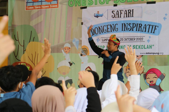 Dompet Dhuafa Lampung menghadirkan Program Safari Dongeng Inspiratif bertema "Stop Bullying di Sekolah" bersama Master Dongeng Indonesia, Kak Bimo yang dimulai, pada Selasa (18 - 25/10/2022).