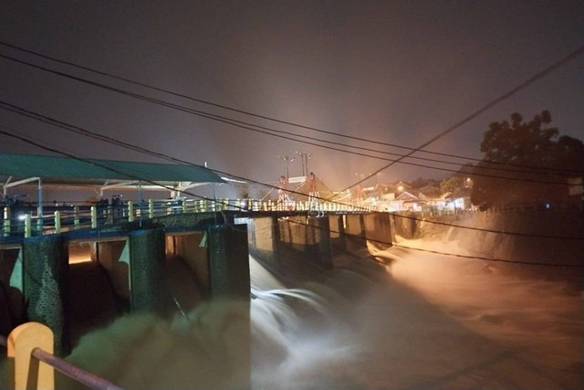 Kondisi Tinggi Muka Air (TMA) Bendung Katulampa Selasa (18/10), pukul 19.00 WIB, siaga 3. Foto: Dok. Istimewa