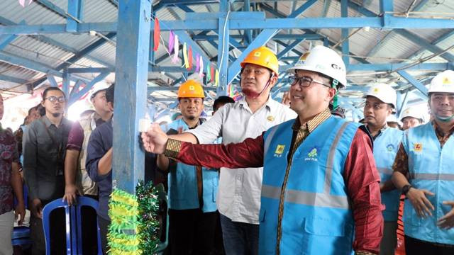 General Manager PLN UIW Suluttenggo, Ari Dartomo menekan saklar lampu sebagai pertanda masuknya listrik dari PLN di Desa Luok, Desa Tiga Pulau dan Desa Tongidon, Kabupaten Tojo Una-Una, Sulawesi Tengah (Sulteng) 