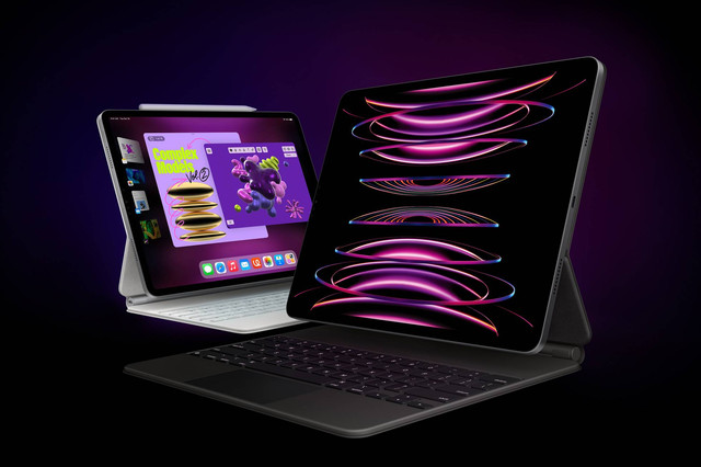 iPad Pro keluaran tahun 2022 memakai chip M2, dipasangkan dengan aksesori Smart Keyboard Folio. Foto: Apple