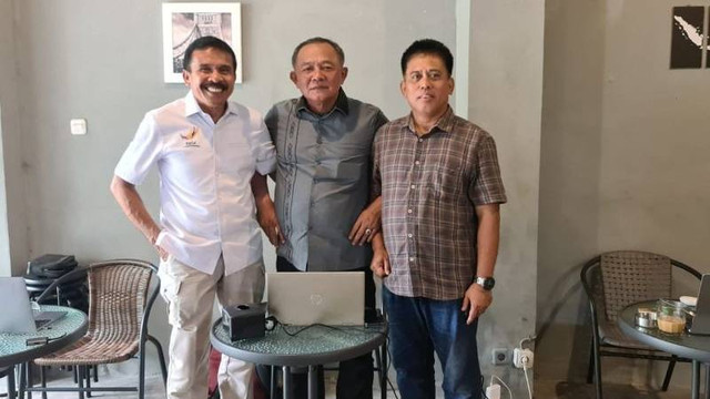 Mantan Kepala Polda Sumatra Barat Irjen (Purn) Fakhrizal (kiri) foto bersama mantan Ketua BNPB, Letnan Jenderal TNI (Purn) Ganip Warsito (tengah) dan mantan Pa Sahli Tk. III Bid Jahpers Panglima TNI, Mayor Jenderal TNI (Purn) Andi Gunawan Pakki. Foto: HO/Antara