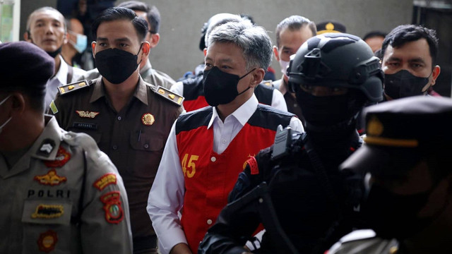 Terdakwa kasus obstruction of justice kasus pembunuhan berencana Brigadir Yosua, Brigjen Hendra Kurniawan, tiba di Pengadilan Negeri Jakarta Selatan, Jakarta, Rabu (19/10/2022). Foto: Aditia Noviansyah/kumparan