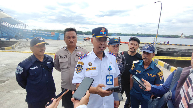 Kepala KSOP Kelas IV Kumai Hary Suryanto saat diwawnacarai awak media terkait musibah KM Satya Kencana III tenggelam di Pelabuhan Panglima Utar Kumai. Foto: Lukman Hakim/InfoPBUN