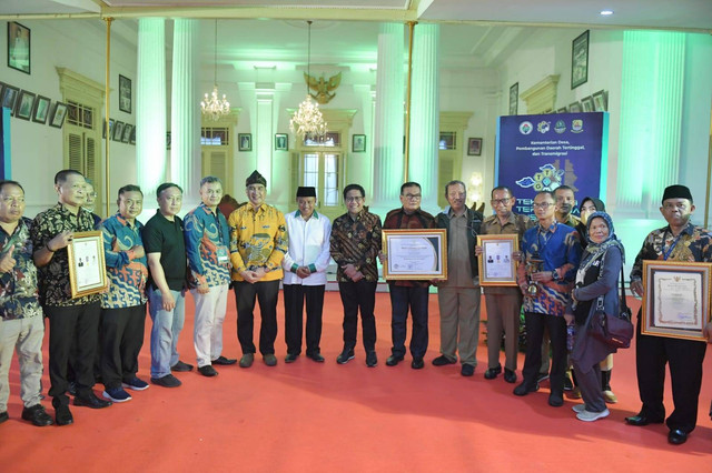 Mendes PDTT Abdul Halim Iskandar yang akrab disapa Gus Halim menghadiri Gala Dinner Gelar Teknologi Tepat Guna Nusantara (TTGN) 2022 di Pendopo Kabupaten Cirebon, Selasa (18/10/2022) malam.  Foto: Dok. Kemendespdtt
