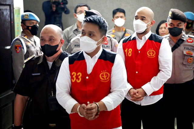 Tersangka obstruction of justice kematian Brigadir Yosua, Kompol Chuck Putranto (tengah), dan Kompol Baiquni Wibowo (kedua kanan) tiba di Pengadilan Negeri Jakarta Selatan, Jakarta, Rabu (19/10/2022). Foto: Aditia Noviansyah/kumparan