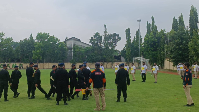 Rekonstruksi tragedi Kanjuruhan Malang digelar di lapangan bola Mapolda Jatim, Rabu (19/10/2022). Foto: Farusma Okta Verdian/kumparan