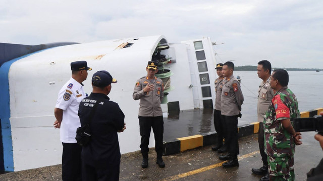 Kapolres Kotawaringin Barat AKBP Bayu Wicaksono didampingi Kapolsek Kumai Ipda Rahis Fadhlillah dan Kepala KSOP Kelas IV Kumai Hary Suryanto mendatangi lokasi tenggelamnya kapal penumpang KM Satya Kencana III di Pelabuhan Panglima Utar Kumai. Foto: Lukman Hakim/InfoPBUN