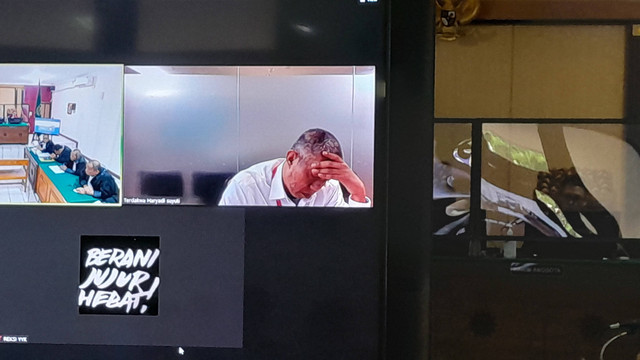 Haryadi Suyuti tampak menunduk dan memegang kepalanya. Foto: Widi Erha Pradana