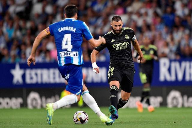 Pemain Real Madrid Karim Benzema beraksi bersama pemain Espanyol Leandro Cabrera di Stadion RCDE, Cornella de Llobregat, Spanyol, Minggu (28/8/2022). Foto: Pablo Morano/REUTERS