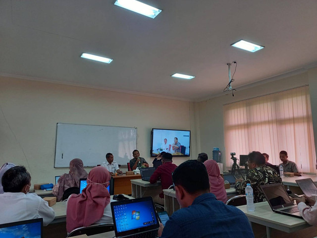 Ketua Tim Pengabdian FEB UB, Dwi Budi Santoso, S.E., M.S., Ph.D, menyampaikan materi pelatihan ekonometrika spasial.