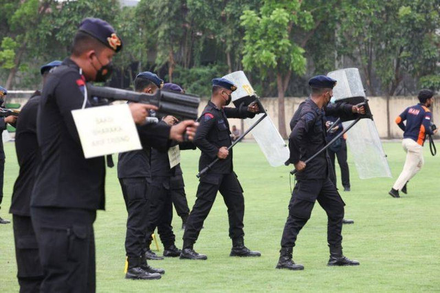 Polisi melakukan rekonstruksi tragedi Stadion Kanjuruhan, Malang, di Polda Jawa Timur, Surabaya, Jawa Timur, Rabu (19/10/2022). Foto: Didik Suhartono/ANTARA FOTO
