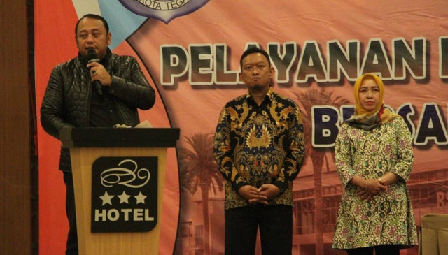 Direktur RSUD Kardinah drg Agus Dwi Sulistyantono M.M dan Wakil Direktur Pelayanan dr. Nurmilawati, Sp.PD mendampingi Wali Kota Tegal Dedy Yon Supriyono saat gathering layanan, di Hotel Grand Dian, Brebes, Senin (17/10/2022) malam. (Istimewa)