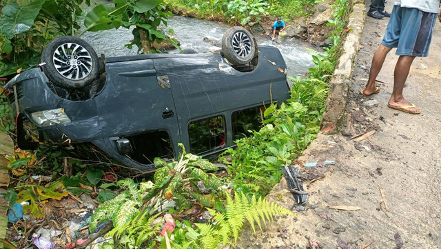 Angkutan umum (angkot) yang membawa 13 pelajar dari SMP di Pandeglang terbalik. Foto: Dok. Istimewa