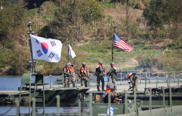 Tentara Korea Selatan dan AS ambil bagian dalam latihan operasi penyeberangan sungai bersama di Yeoju, Korea Selatan. Foto: Kim Hong-Ji/REUTERS
