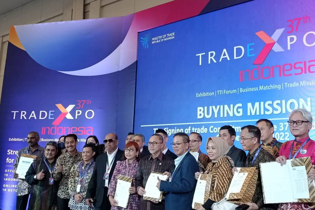 Prosesi penandatanganan kontrak kerja sama dagang di gelaran Trade Expo Indonesia 2022 di BSD Tangerang. Foto: Akbar Maulana/kumparan