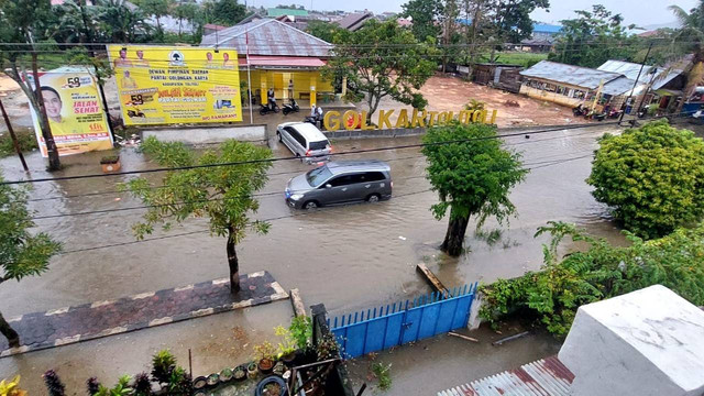 Suasana banjir di Kabupaten Tolitoli, Sulawesi Tengah yang menggenangi permukiman warga dan perkantioran daerah setempat, pada Rabu sore (19/10). Foto: Istimewa