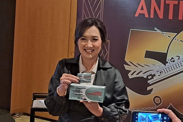 Direktur Pemasaran Phapros Imelda Alini Pohan memegang produk Antimo yang berumur 50 tahun dan sebagai market leader. Foto: Phapros 