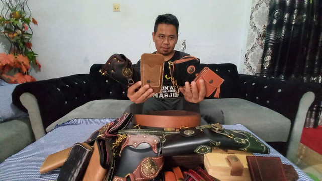 Syaiful Amri, 34 tahun, pemuda asal Dusun Gombong Desa Warungpring, Kecamatan Warungpring, Kabupaten Pemalang merintis bisnis kerajinan kulit sapi. (Foto: Irsyam Faiz) 
