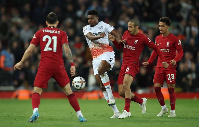 Ben Johnson dari West Ham United duel dengan Thiago Alcantara dari Liverpool saat pertandingan di Anfield, Liverpool, Inggris. Foto: Phil Noble/Reuters
