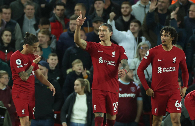Pemain Liverpool Darwin Nunez melakukan selebrasi gol pertama mereka dengan Kostas Tsimikas dan Trent Alexander-Arnold saat pertandingan di Anfield, Liverpool, Inggris. Foto: Phil Noble/Reuters