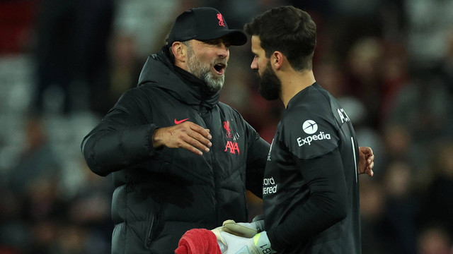 Manajer Liverpool Juergen Klopp berpelukan dengan Alisson Becker setelah pertandingan melawan West Ham United di Anfield, Liverpool, Inggris. Foto: Phil Noble/Reuters