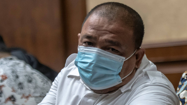 Terdakwa kasus suap barang dan jasa di Pemerintahan Kabupaten Langkat, Sumatera Utara, Terbit Rencana Perangin Angin bersiap menjalani sidang dengan agenda pembacaan vonis oleh majelis hakim di Pengadilan Tipikor, Jakarta, Rabu (19/10/2022). Foto: Muhammad Adimaja/Antara Foto