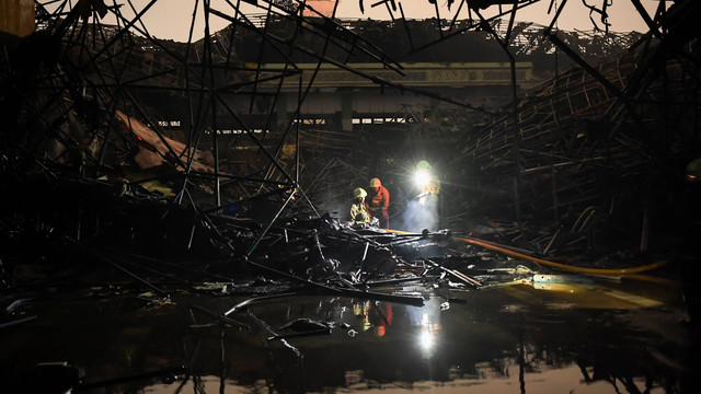 Sejumlah Petugas Dinas Penanggulangan Kebakaran dan Penyelamatan berada di antara reruntuhan kubah usai melakukan pemadaman api yang membakar kubah Masjid Islamic Center Jakarta di Koja, Jakarta Utara, Rabu (19/10/2022). Foto: M Risyal Hidayat/ANTARA FOTO