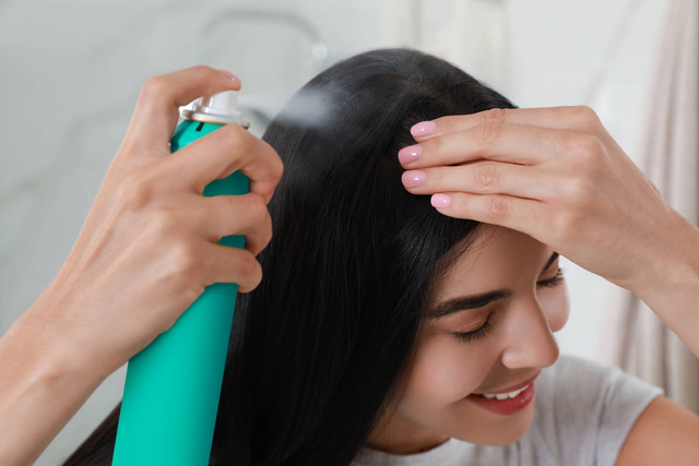 Ilustrasi dry shampoo. Foto: New Africa/Shutterstock