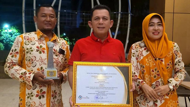 Peserta TTG Nasional asal Kepri, Sujianto bersama Gubernur Kepri dan Kadis DPMD Dukcapil Kepri. Foto: Istimewa