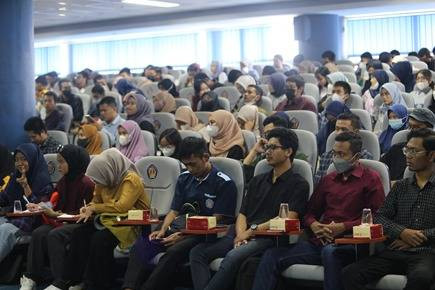 Peserta Seminar Nasional dengan tema “Membangun Critical Thinking Mahasiswa sebagai Agent of Change” di Auditorium Lantai 8 Gedung Teknik Sipil. Foto / dok Humas Polinema
