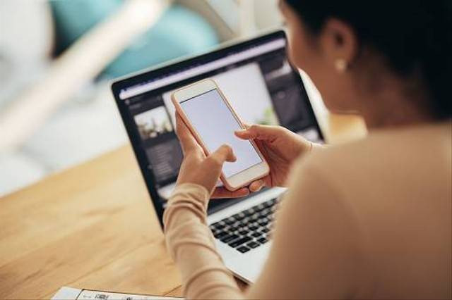 Ilustrasi cara memperbesar ukuran file PDF di Android. Foto: Unsplash,com