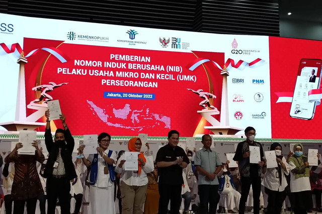 Menteri BUMN Erick Thohir menghadiri pembagian Nomor Induk Berusaha (NIB) untuk pelaku UMK perseorangan bersama Menteri Investasi/kepala BKPM Bahlil Lahadalia di Graha Jalapuspita, Jakarta Pusat, Kamis (20/10/2022). Foto: Akbar Maulana/kumparan